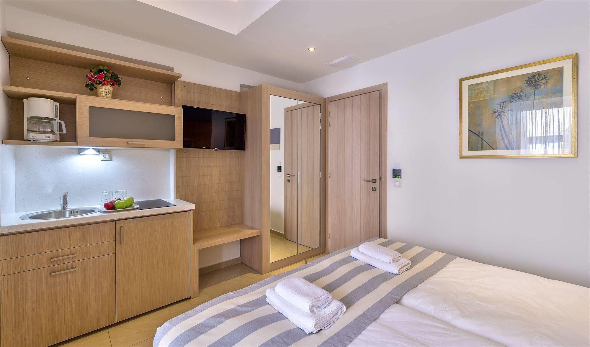 Leonidas Hotel & Apartments Rethymno  ภายนอก รูปภาพ